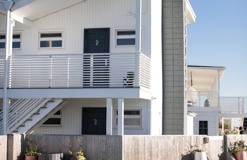 Montauk Hotel | Proximity at its Best! Free Parking, Beachfront Property with Swimming Pool