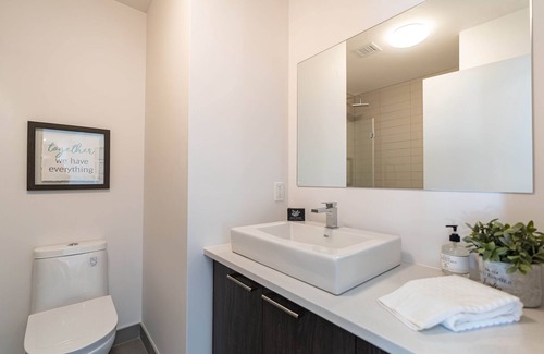 Parc Extension Apartment | proximity to popular attractions mont-Royal , suitable for family, pet friendly