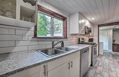 Prudenville Cottage | Prudenville Retreat w/Yard ~ 1 Mi to Lake!