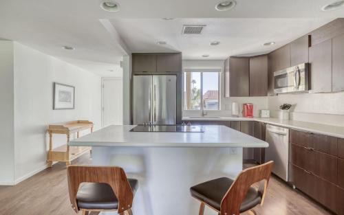 Palm Desert House | PS674 - East Island - Meredith Lodging