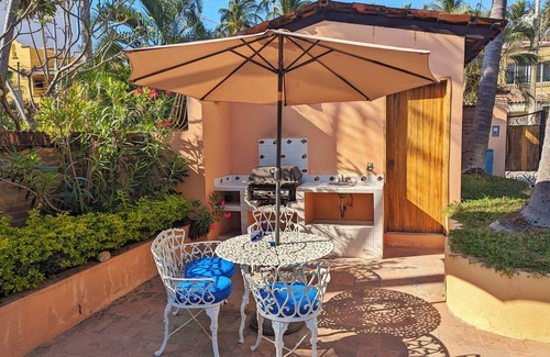 Bucerias House | Psarita: Poolside bungalow in a beachfront garden
