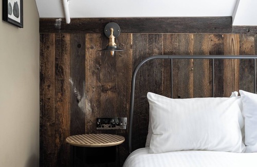 Cathedrals Hotel | Publove The Rose & Crown