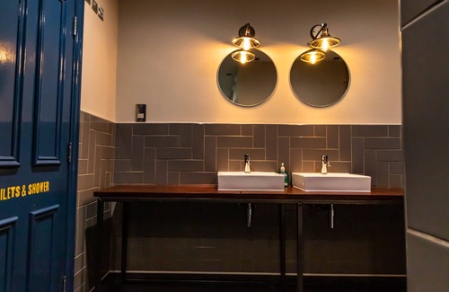 Cathedrals Hotel | Publove The Rose & Crown