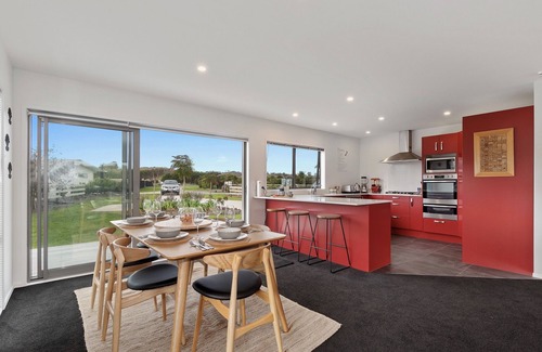 Mangawhai Cottage | Pukeko Paradise - Mangawhai Heads Holiday Home
