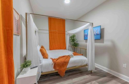 Upper Roseville Apartment | Pumpkin Premise by Airport, 5 beds, Sleeps 8, Book 7 days, Get 20 Percent OFF