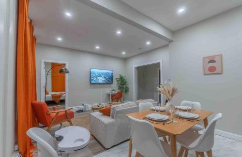Upper Roseville Apartment | Pumpkin Premise by Airport, 5 beds, Sleeps 8, Book 7 days, Get 20 Percent OFF