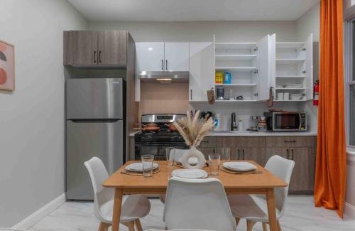 Upper Roseville Apartment | Pumpkin Premise by Airport, 5 beds, Sleeps 8, Book 7 days, Get 20 Percent OFF