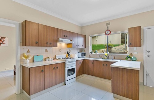 Putney House | Puntey 3-Bedroom Comfortable Villa with Parking and Cooking Facilities