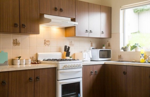 Putney House | Puntey 3-Bedroom Comfortable Villa with Parking and Cooking Facilities