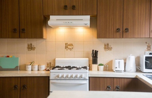 Putney House | Puntey 3-Bedroom Comfortable Villa with Parking and Cooking Facilities