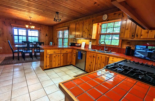 Hiawassee Cabin | Pura Vida Cabin, 4BR, Hiawassee,GAnView of Lake Chatuge and amazing Mountain!