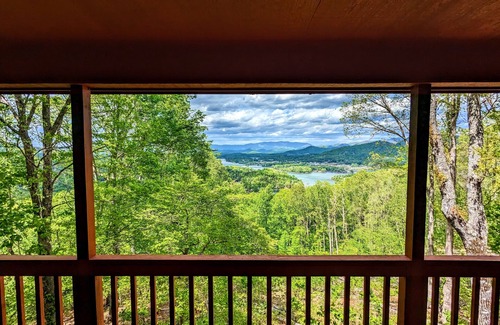 Hiawassee Cabin | Pura Vida Cabin, 4BR, Hiawassee,GAnView of Lake Chatuge and amazing Mountain!