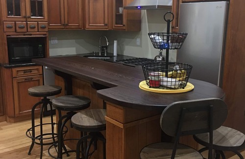 Brevard House | "PURA VIDA” with HOT TUB! 5 minutes from Downtown Brevard !