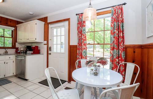 Oxford House | Pure charm with great location!