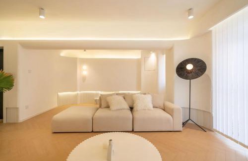 Huangpu Apartment | Pure home-Shanghai core high-floor house, large area, near Yuyuan Garden, the Bund People's Square,Commanding Panoramic Night of the Pearl Tower,Enjoying the stunning views of the Bund