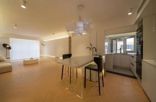 Huangpu Apartment | Pure home-Shanghai core high-floor house, large area, near Yuyuan Garden, the Bund People's Square,Commanding Panoramic Night of the Pearl Tower,Enjoying the stunning views of the Bund