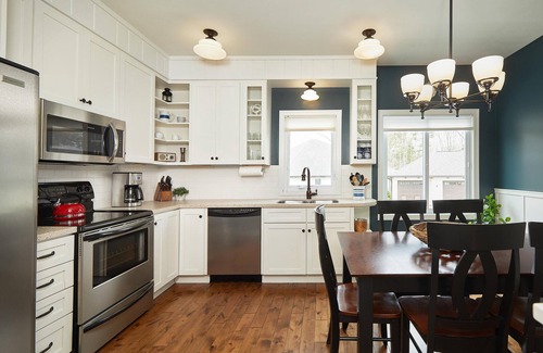 Holland Cottage | Pure Michigan at its Best, Heated Pool,Free golf,sleeps 8