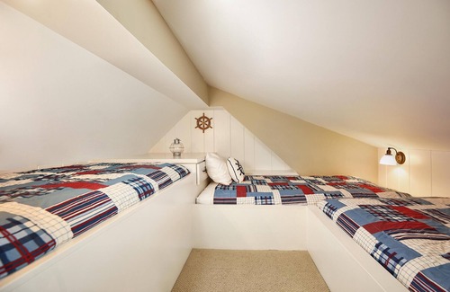 Holland Cottage | Pure Michigan at its Best, Heated Pool,Free golf,sleeps 8