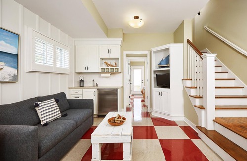 Holland Cottage | Pure Michigan at its Best, Heated Pool,Free golf,sleeps 8