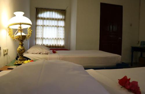 Senggigi Hotel | Puri Bunga Beach Cottages