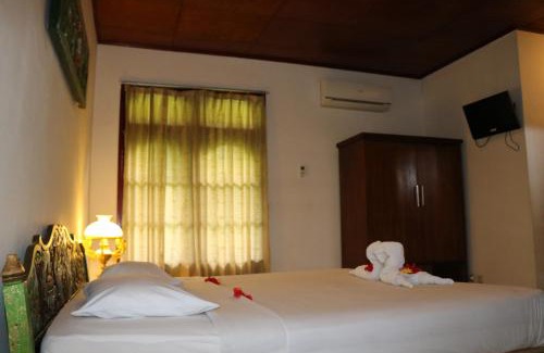 Senggigi Hotel | Puri Bunga Beach Cottages