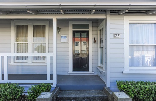 Hospital Hill Cottage | Puriri Downtown Villa - Napier Holiday Home