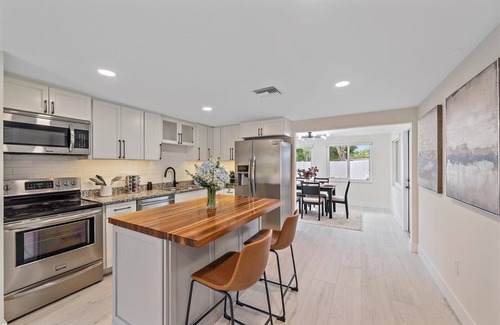 Southgate House | Putt 'n Plunge Paradise: 3/2 House 10 mins to Downtown & 15 mins to Lido Beach