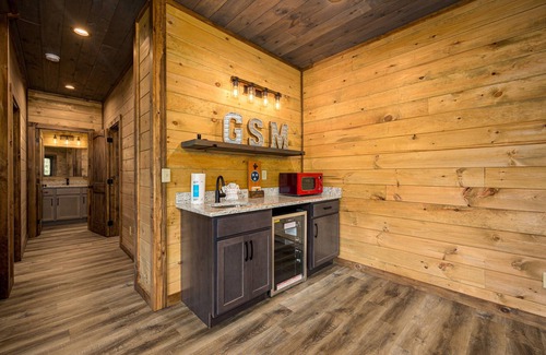 Gatlinburg - Pigeon Forge Cottage | Putting Green, Mountain Views, & Sound Machines at Smoky Sunrise Cabin