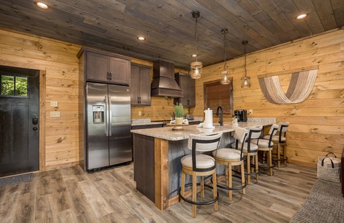 Gatlinburg - Pigeon Forge Cottage | Putting Green, Mountain Views, & Sound Machines at Smoky Sunrise Cabin