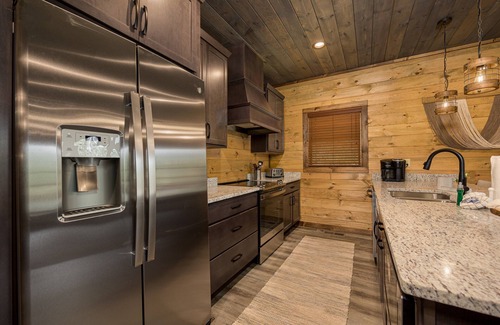Gatlinburg - Pigeon Forge Cottage | Putting Green, Mountain Views, & Sound Machines at Smoky Sunrise Cabin