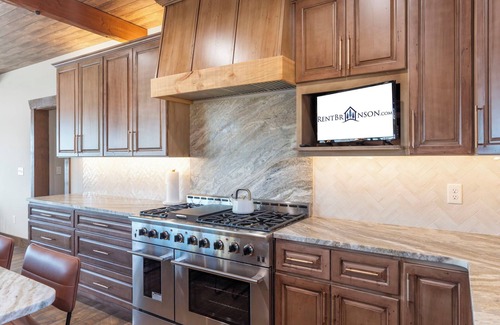 Lampe House | Pvt Outdoor Pool-Pvt HotTub-Breathtaking Lake Views & Access-New Build-Free Tickets