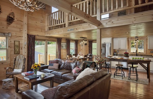 Lochmere Cabin | PVT sandy beach,canoes,kayaks, paddle boards,dog friendly,1 min to Lake Estate