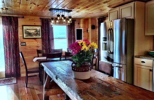 Lochmere Cabin | PVT sandy beach,canoes,kayaks, paddle boards,dog friendly,1 min to Lake Estate