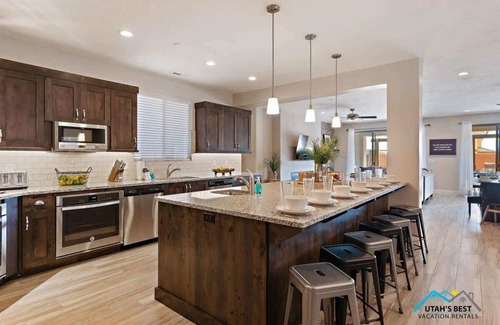 Santa Clara House | PVZ 98| Sleeps 43 * Pool & Hot Tub! * Sports Court