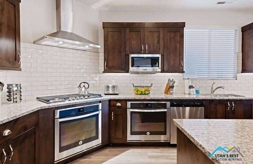 Santa Clara House | PVZ 98| Sleeps 43 * Pool & Hot Tub! * Sports Court