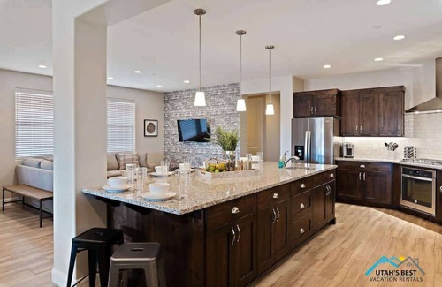 Santa Clara House | PVZ 98| Sleeps 43 * Pool & Hot Tub! * Sports Court