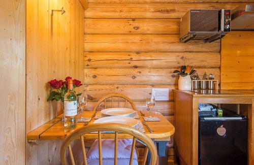 Llanybri House | Pwll Cabin, Holiday Home Marros, Sleeps 2, 1 bedrooms, bathrooms