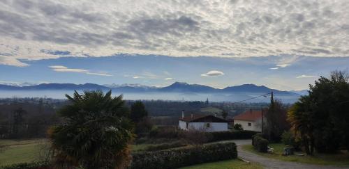 Saint-Gaudens Apartment | Pyrenees Vue - Vues Fantastique, Calme, Jardin, Piscine, Parking Gratuit Sur Place