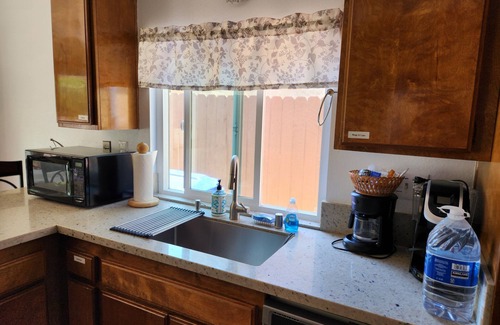 Bay Terraces House | Q Bed, Private Room, w/A/C, WiFi, Desk, Smart TV & Keyless Lock - San Diego