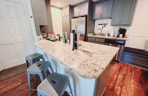 Demere Park Condo | Q4 Professionally decorated, 1 king, 1 queen bed