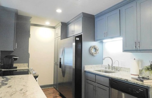 Demere Park Condo | Q4 Professionally decorated, 1 king, 1 queen bed