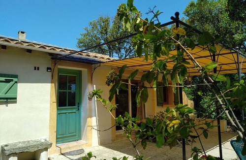 Saint-Hippolyte-le-Graveyron Cottage | Quiet Mazet Provençal