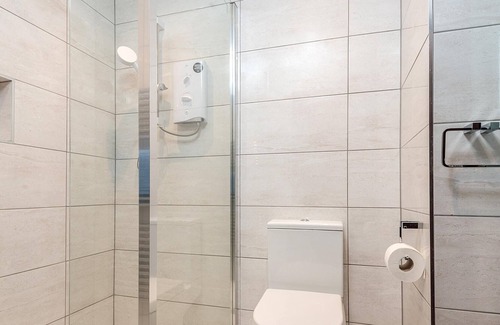 Christchurch Cottage | Quad Private Bathroom Moorhen Room at Riverside Park Self Catering Holidays