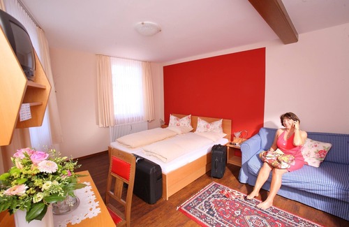 Ettenheim Cottage | Quadruple Room D with WC and shower - Hotel Deutscher Hof