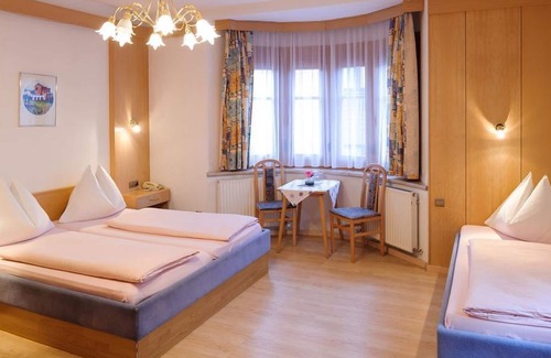 Innsbruck Hotel | Quadruple Room with Shower, Toilet - Hotel Tautermann
