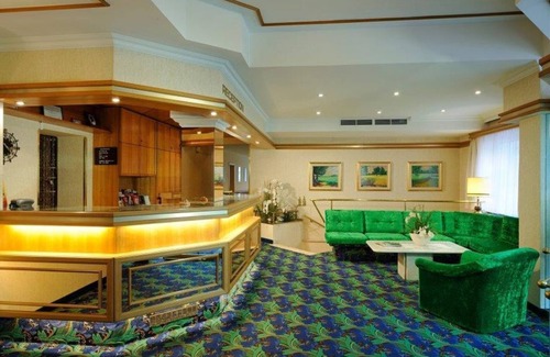 Elisabeth-Vorstadt House | Quadruple room with shower and bath, toilet - clipper, hotel