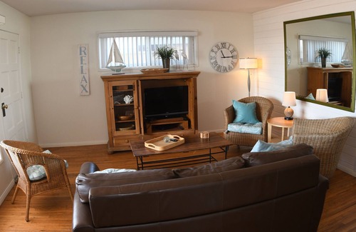 South Mission Beach Cottage | QUAINT 1.5 BR RIGHT ON THE BEACH