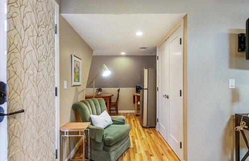 South Pasadena House | Quaint 1 Bdrm Suite with a Balcony in South Pas