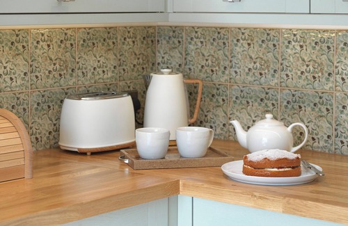 New Forest District Cottage | Quaint 18th Century Fishermans Cottage in Lymington