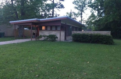 Sulphur House | Quaint 2/1 Cottage. Has full Kitchen, Washer/Dryer, WiFi & BBQ Grill
